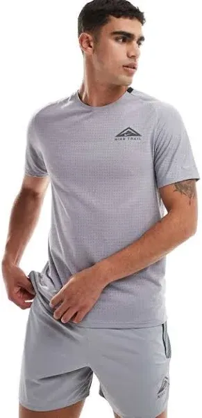 Nike Men's Dri-FIT Solar Chase Short Sleeve Trail Running Top