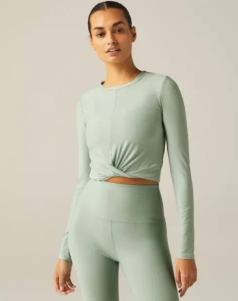 Beyond Yoga Women's Featherweight Center Stage Cropped Long Sleeve Pullover