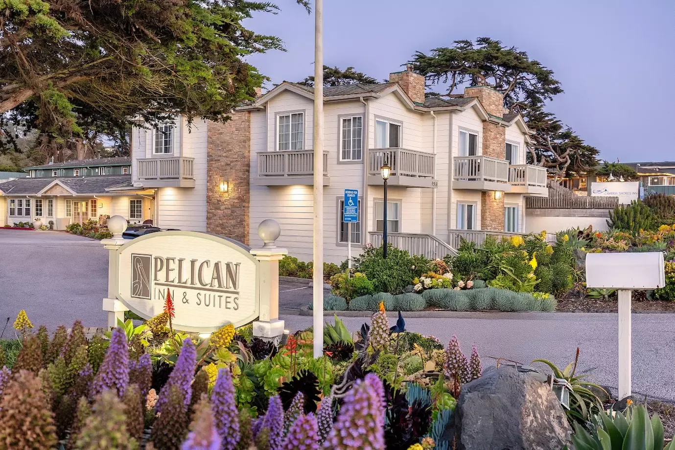 Oceanfront Hotel with Wi-Fi at Pelican Inn & Suites Cambria in California