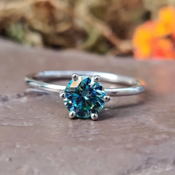 Diamondrensu Round Moissanite Engagement Ring